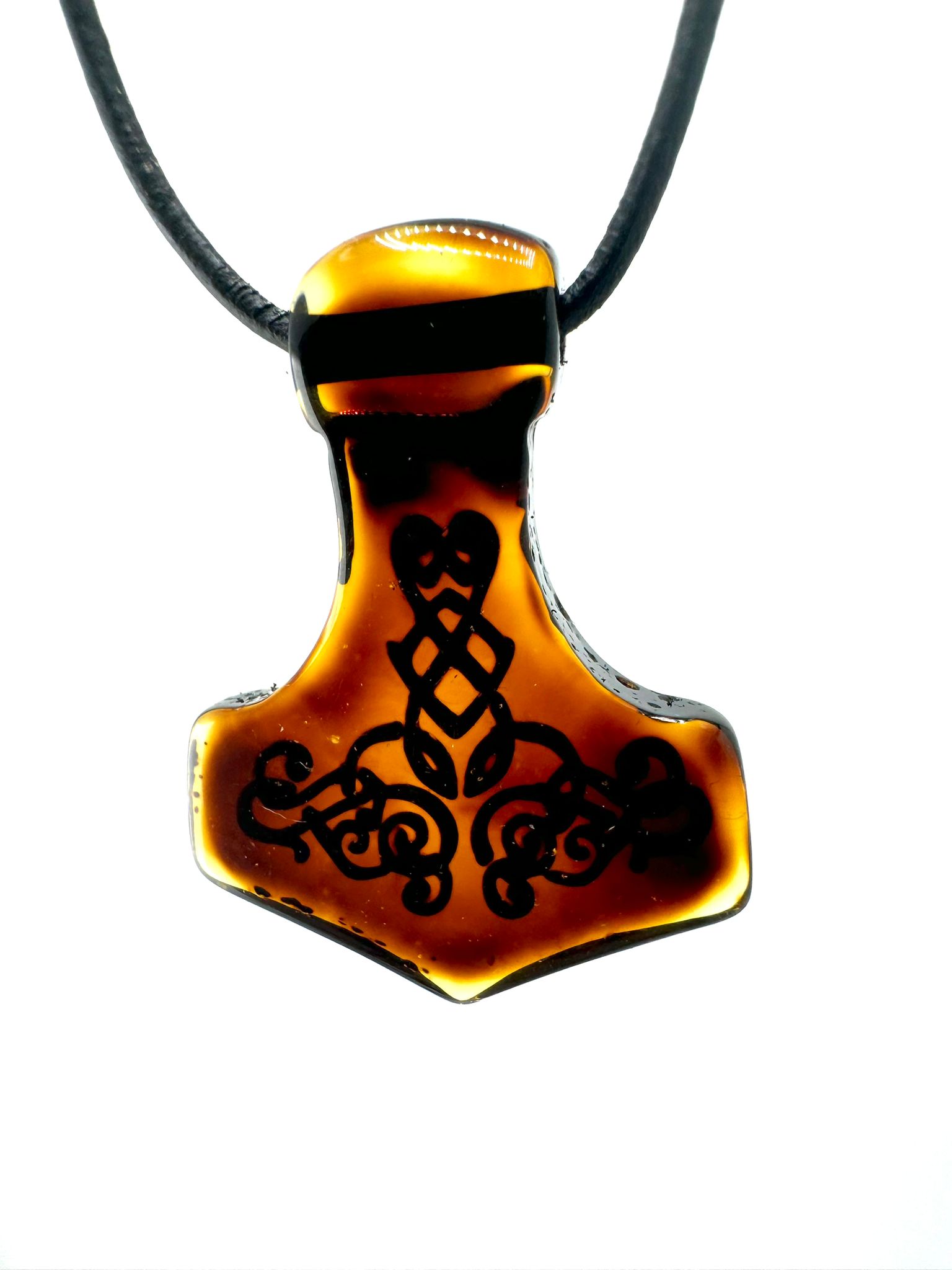 Bernstein-Mjönir mit Ornamentik