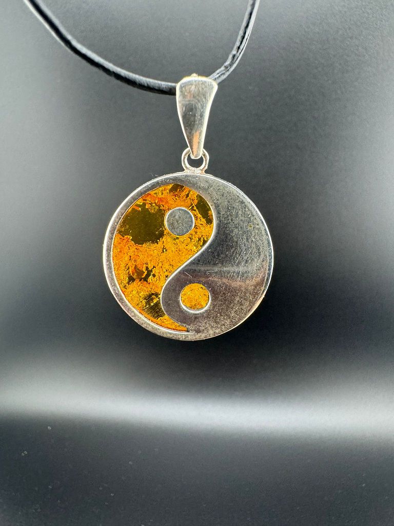 925er Yin-Yang auf Bernstein